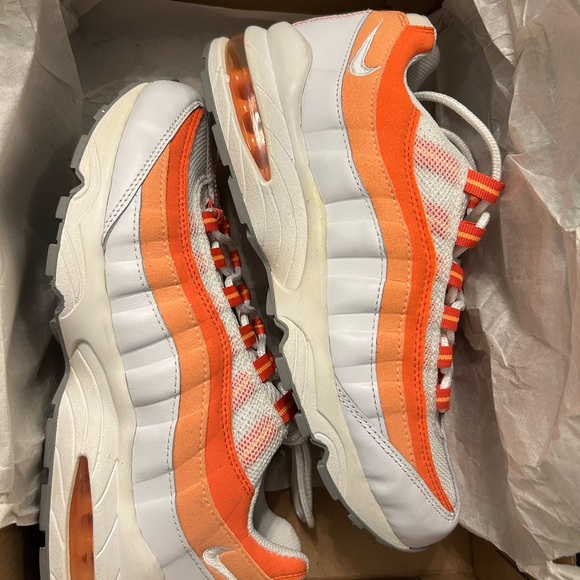 Nike Air Max 95 White and Orange Trainers Size 9 - Picture 2 of 7